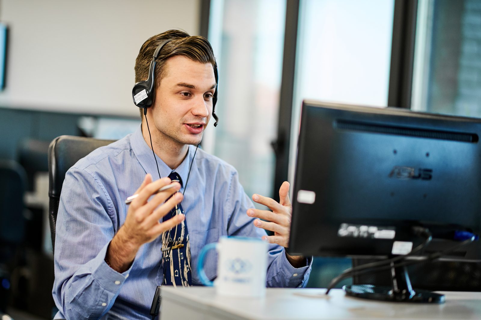 Agent We Connecta u razgovoru sa kupcem, kancelarija u Beogradu